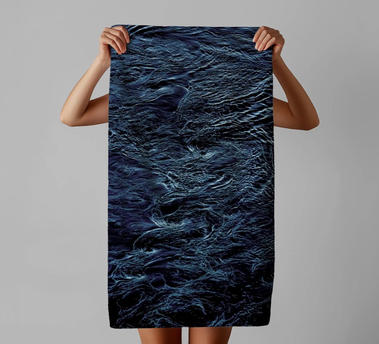 The Waves In Between asciugamano da bagno da Pale Grain