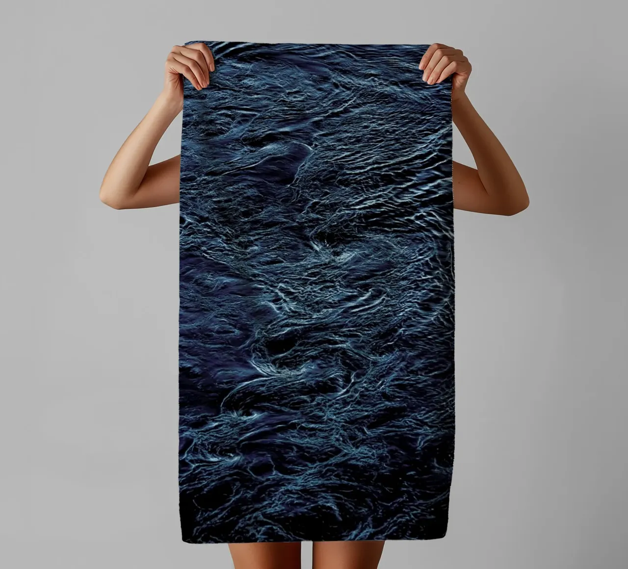 The Waves In Between asciugamano da bagno da Pale Grain