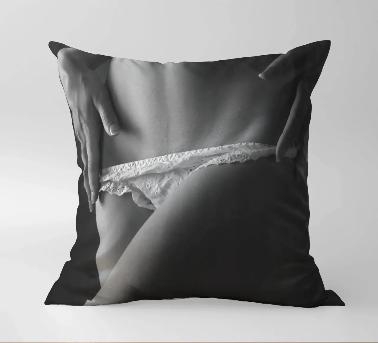 Piccola lingerie bianca mono cuscino da Dave Hare Photography
