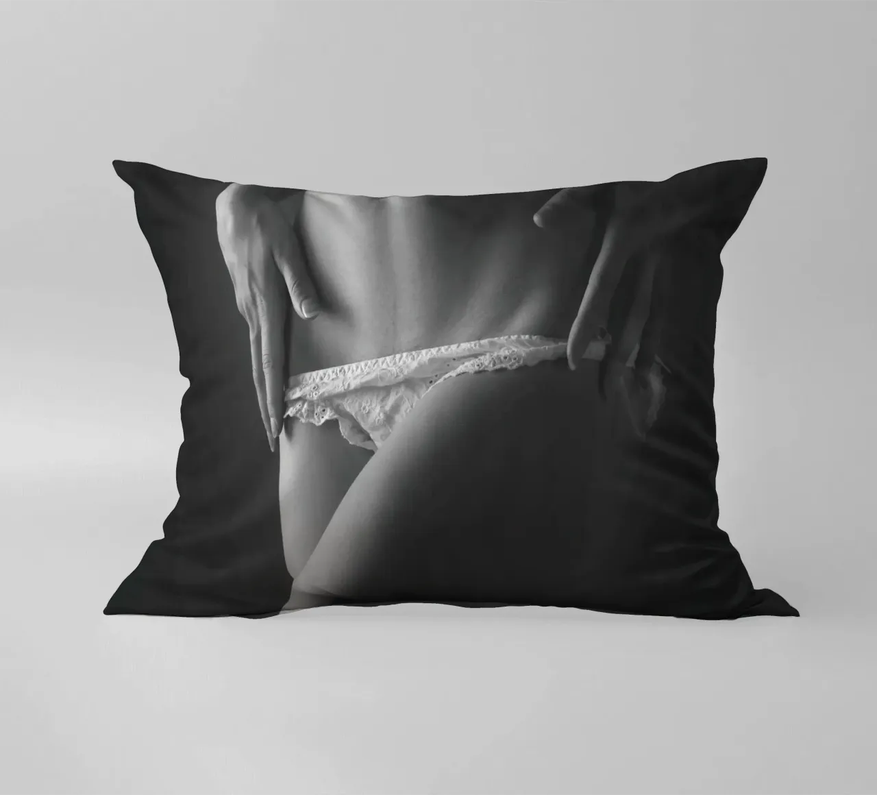 Piccola lingerie bianca mono cuscino da Dave Hare Photography