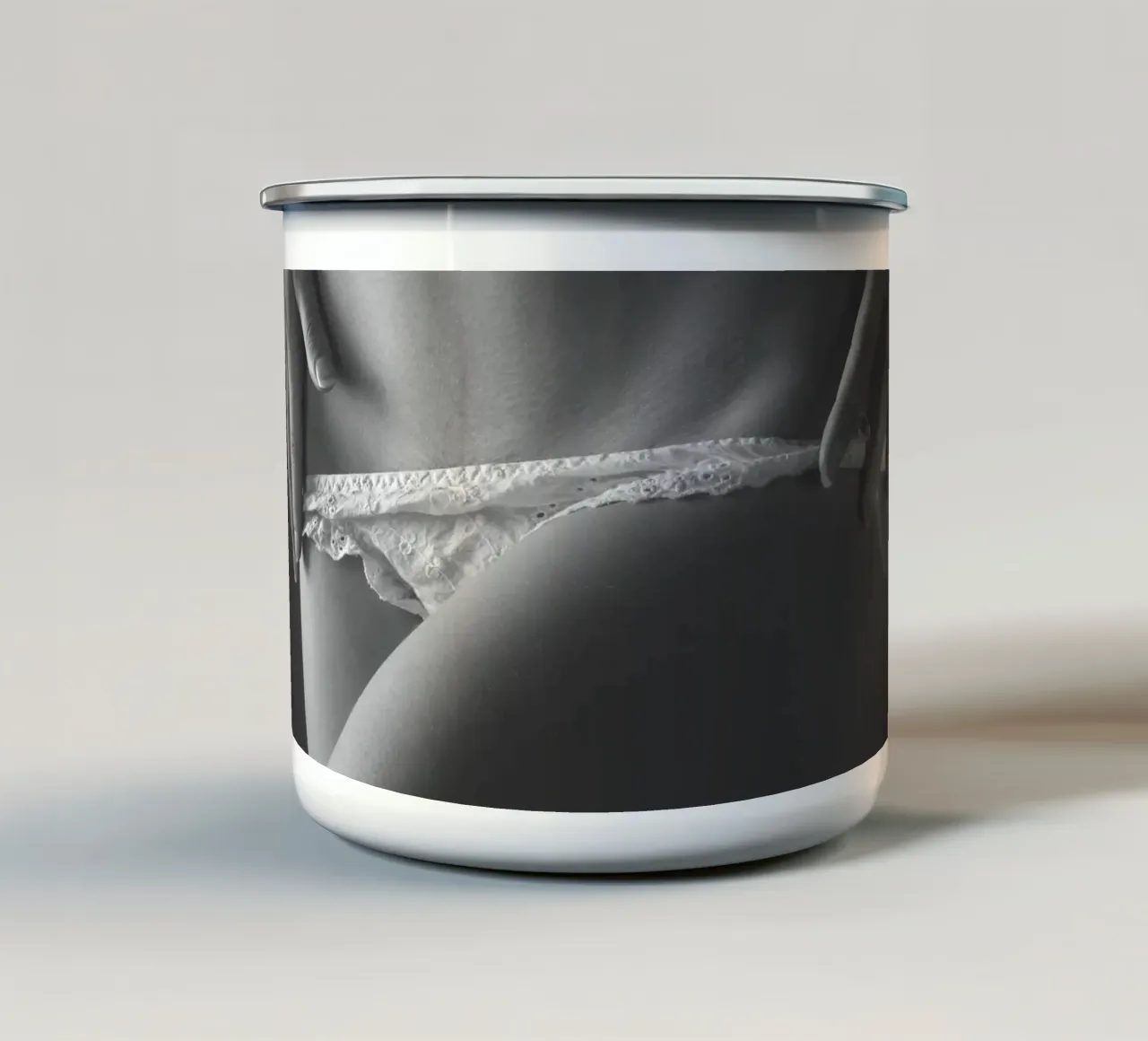 Piccola lingerie bianca mono tazza in smalto da Dave Hare Photography