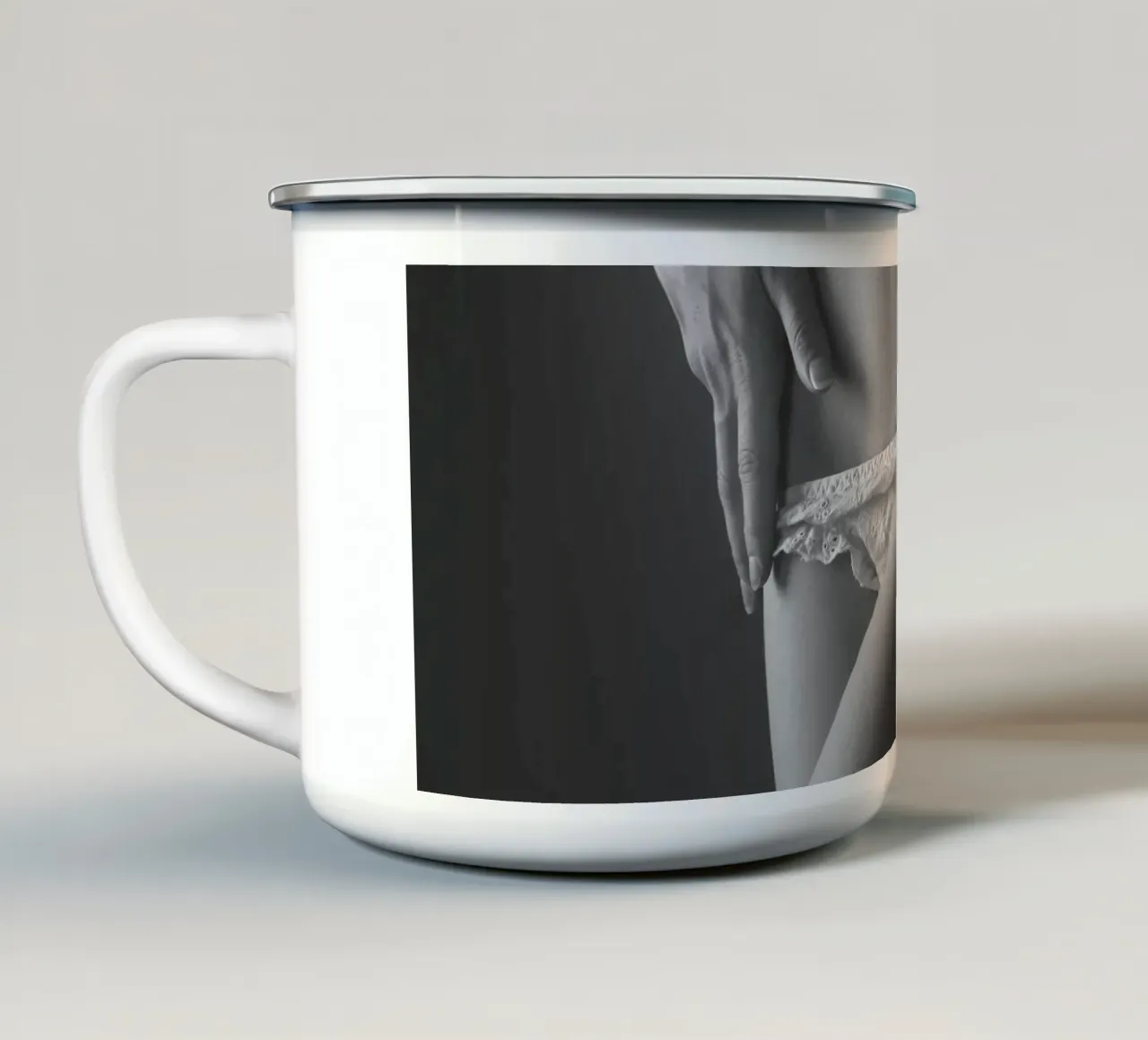 Piccola lingerie bianca mono tazza in smalto da Dave Hare Photography