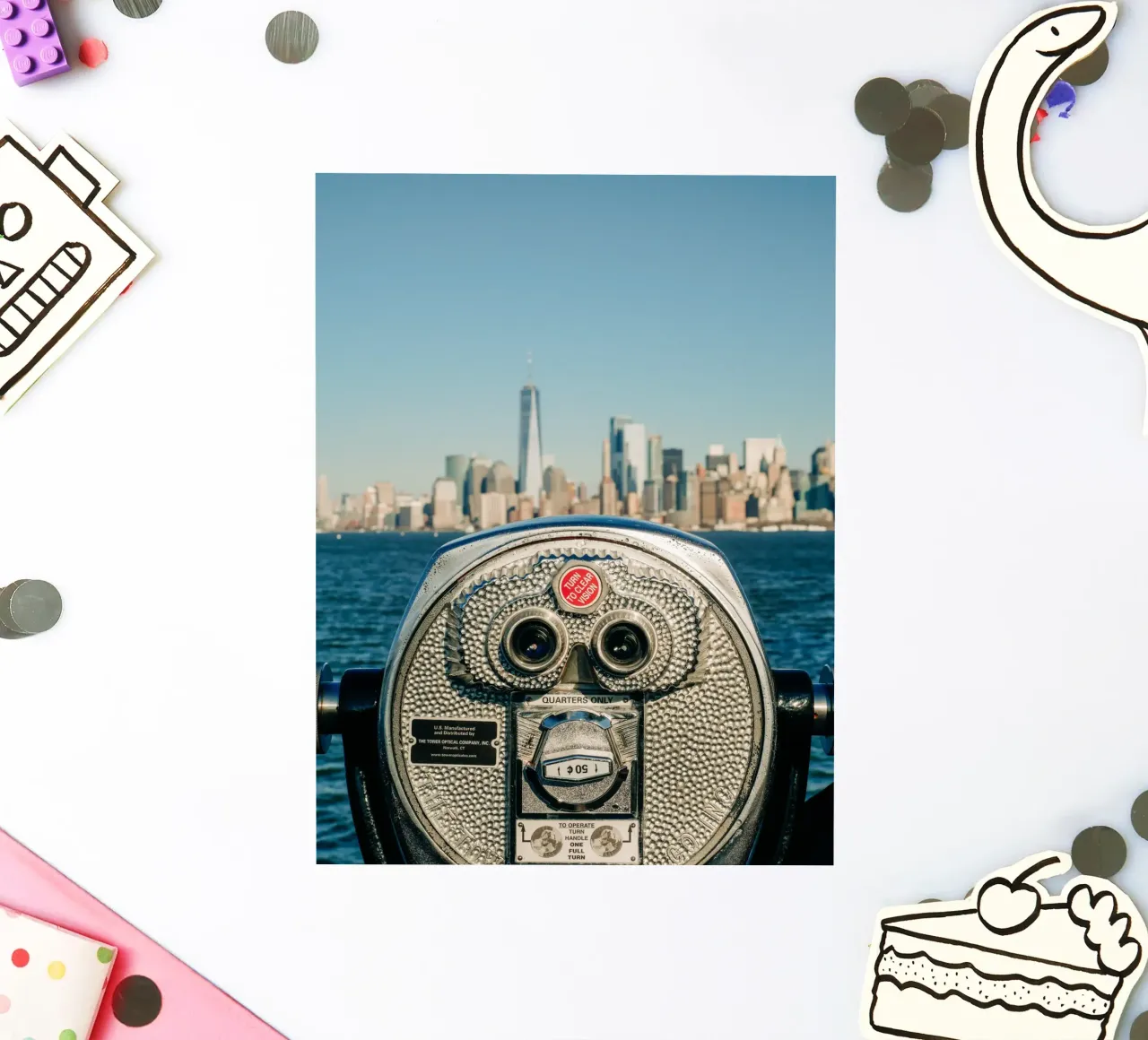 Skyline di New York - Vista di Manhattan con un binocolo adesivo da Bold and Retro