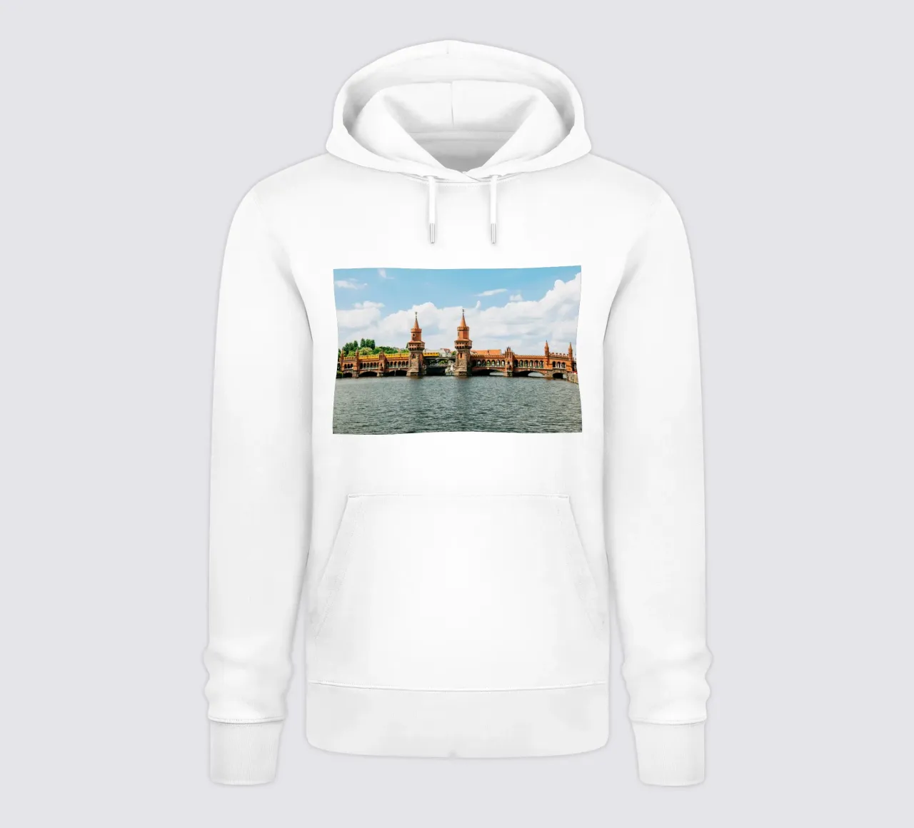 Berlin, Oberbaumbrücke- Vue sur la Spree avec le S-Bahn jaune sweat à capuche de Bold and Retro