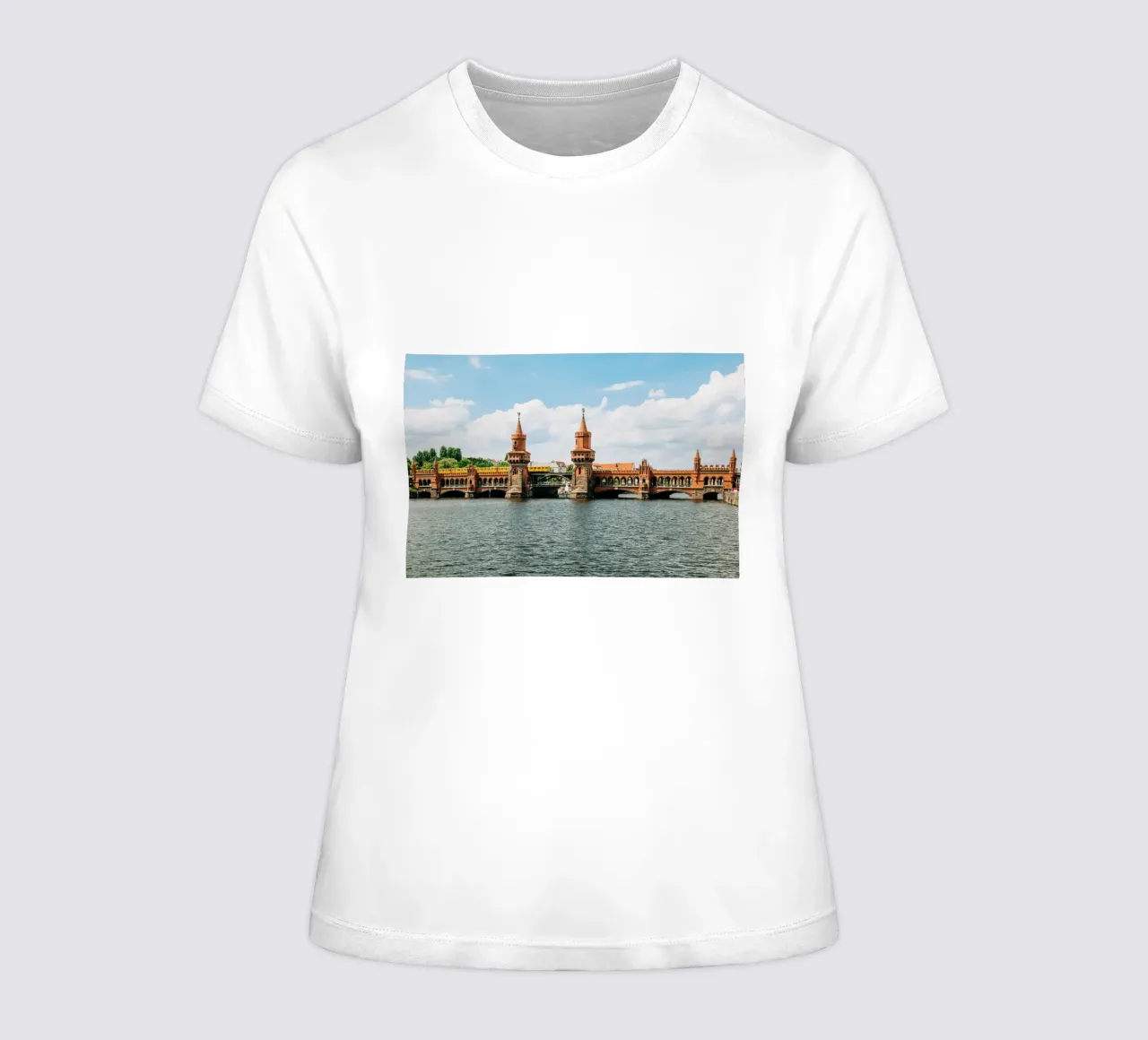 Berlin, Oberbaumbrücke- Vue sur la Spree avec le S-Bahn jaune t-shirt ajusté pour femmes de Bold and Retro