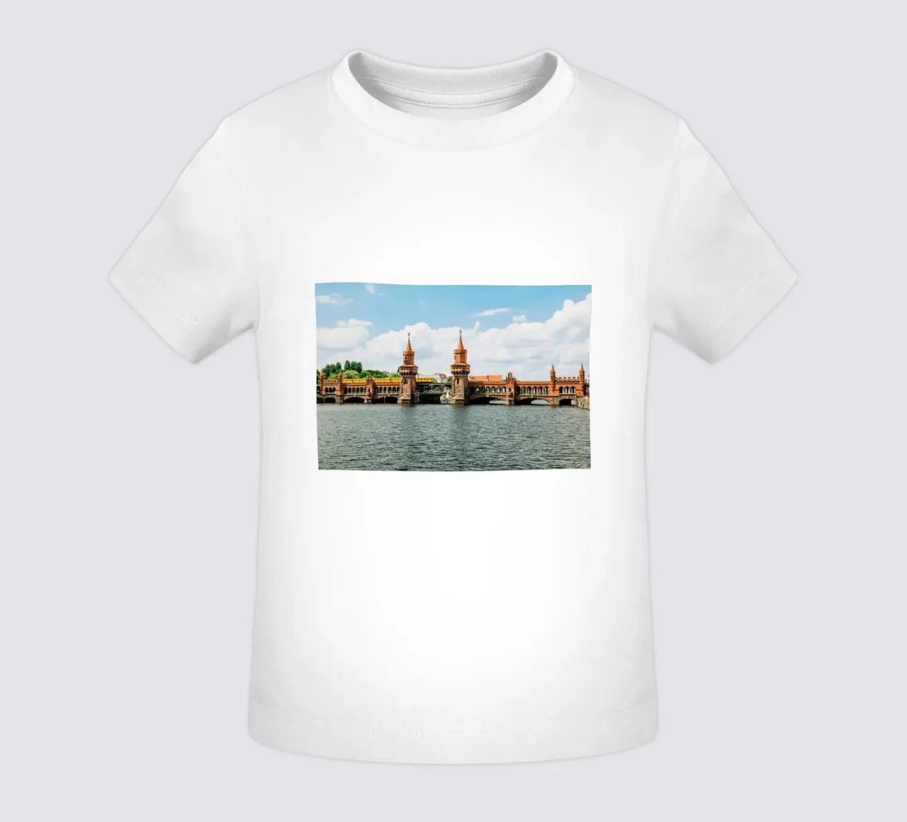 Berlin, Oberbaumbrücke- Vue sur la Spree avec le S-Bahn jaune t-shirt pour bébé de Bold and Retro