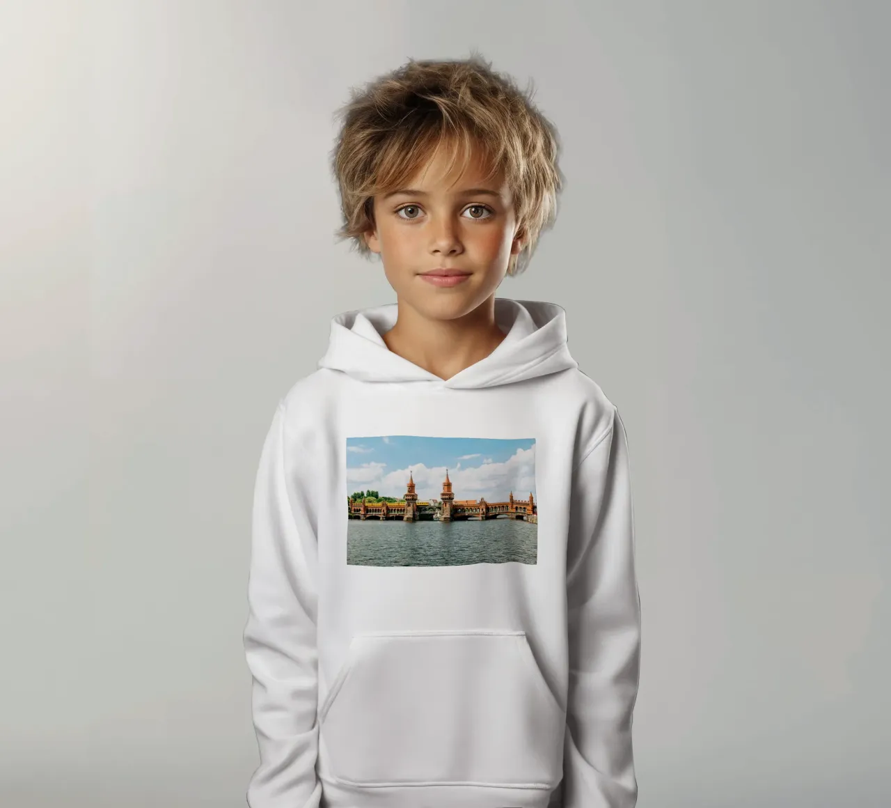 Berlin, Oberbaumbrücke- Vue sur la Spree avec le S-Bahn jaune sweat à capuche enfant de Bold and Retro
