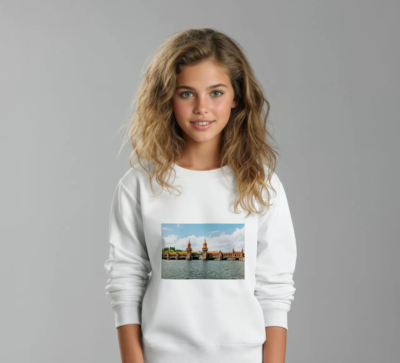 Berlin, Oberbaumbrücke- Vue sur la Spree avec le S-Bahn jaune sweat enfant de Bold and Retro