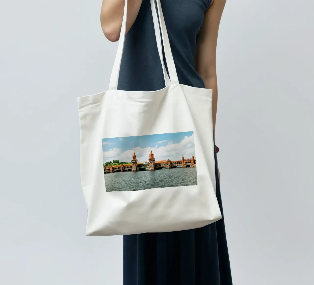 Berlin, Oberbaumbrücke- Vue sur la Spree avec le S-Bahn jaune tote bag de Bold and Retro
