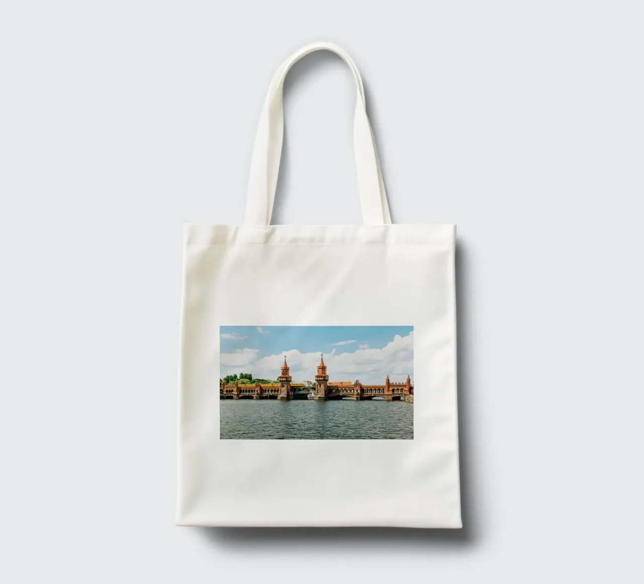 Berlin, Oberbaumbrücke- Vue sur la Spree avec le S-Bahn jaune tote bag de Bold and Retro