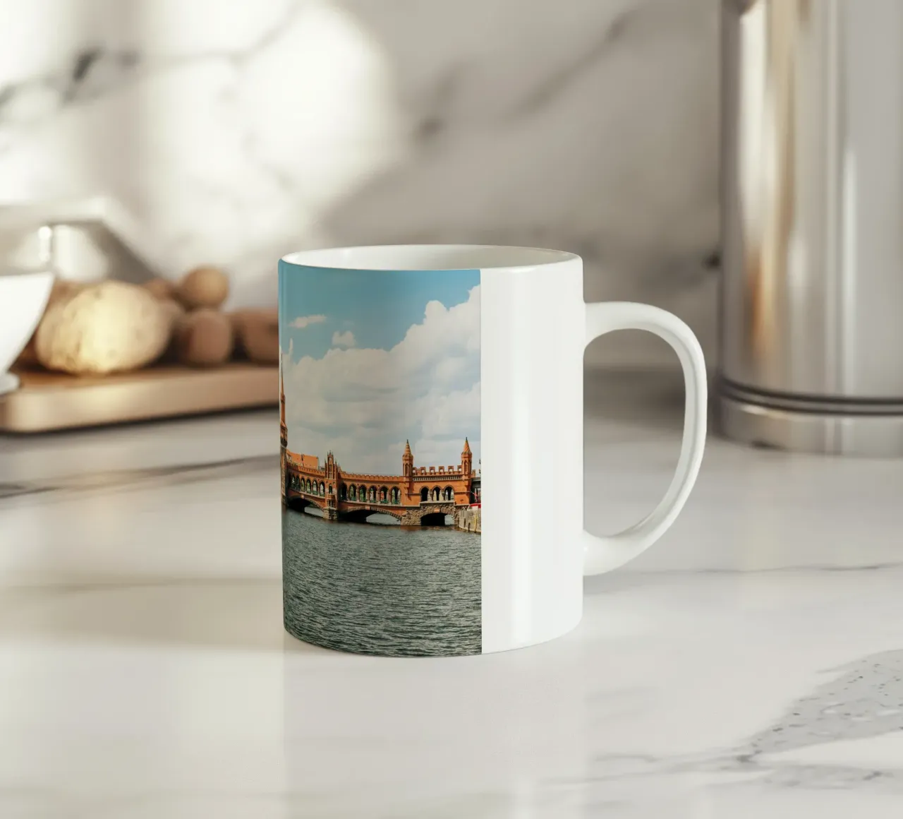 Berlin, Oberbaumbrücke- Vue sur la Spree avec le S-Bahn jaune mug en céramique de Bold and Retro