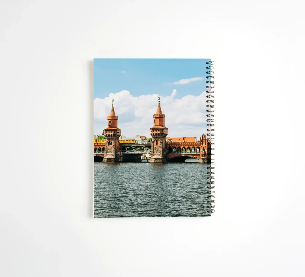 Berlin, Oberbaumbrücke- Vue sur la Spree avec le S-Bahn jaune carnet à spirale de Bold and Retro