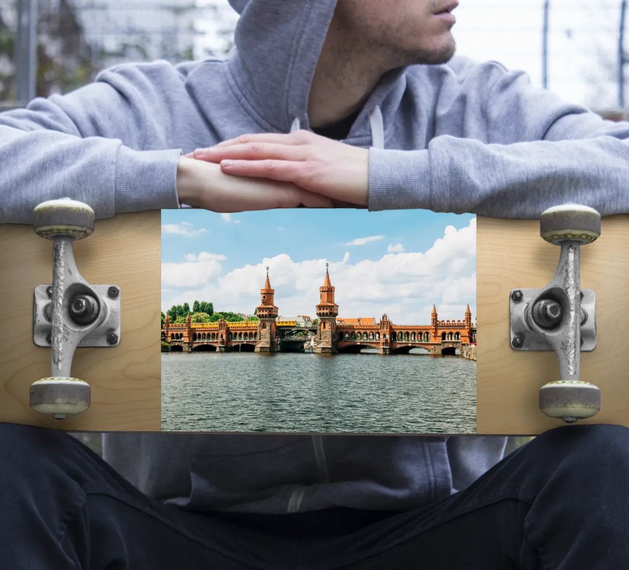 Berlin, Oberbaumbrücke- Vue sur la Spree avec le S-Bahn jaune autocollant de Bold and Retro