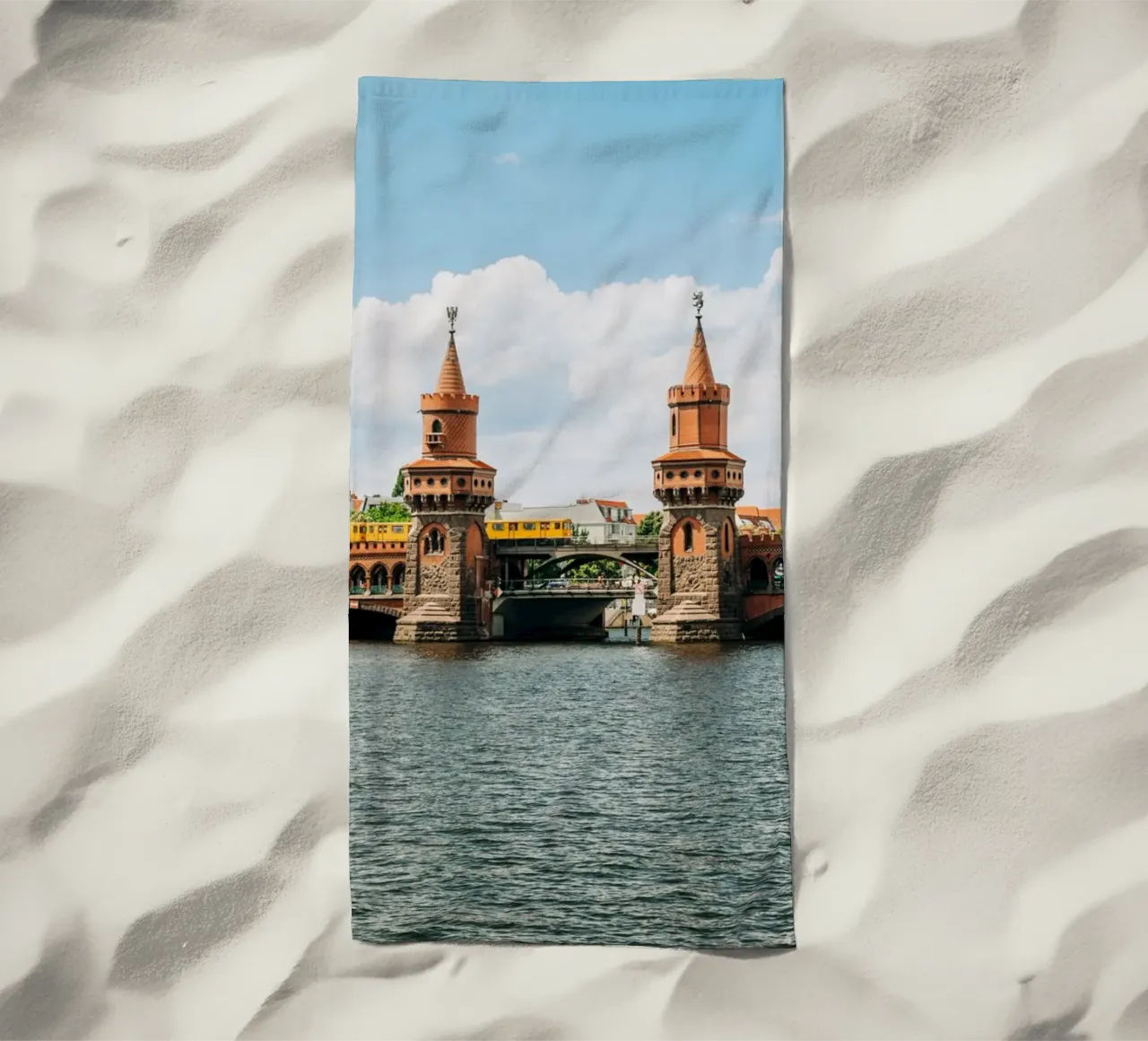 Berlin, Oberbaumbrücke- Vue sur la Spree avec le S-Bahn jaune serviette de plage de Bold and Retro