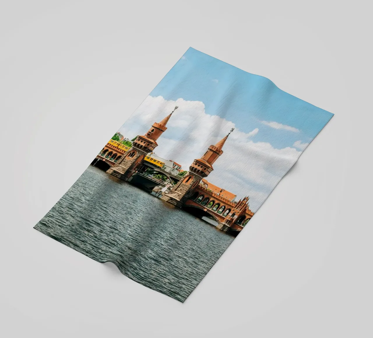 Berlin, Oberbaumbrücke- Vue sur la Spree avec le S-Bahn jaune serviette de plage de Bold and Retro
