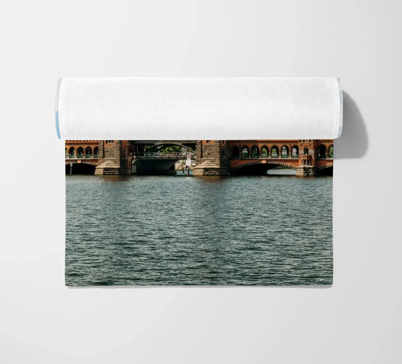 Berlin, Oberbaumbrücke- Vue sur la Spree avec le S-Bahn jaune serviette de plage de Bold and Retro
