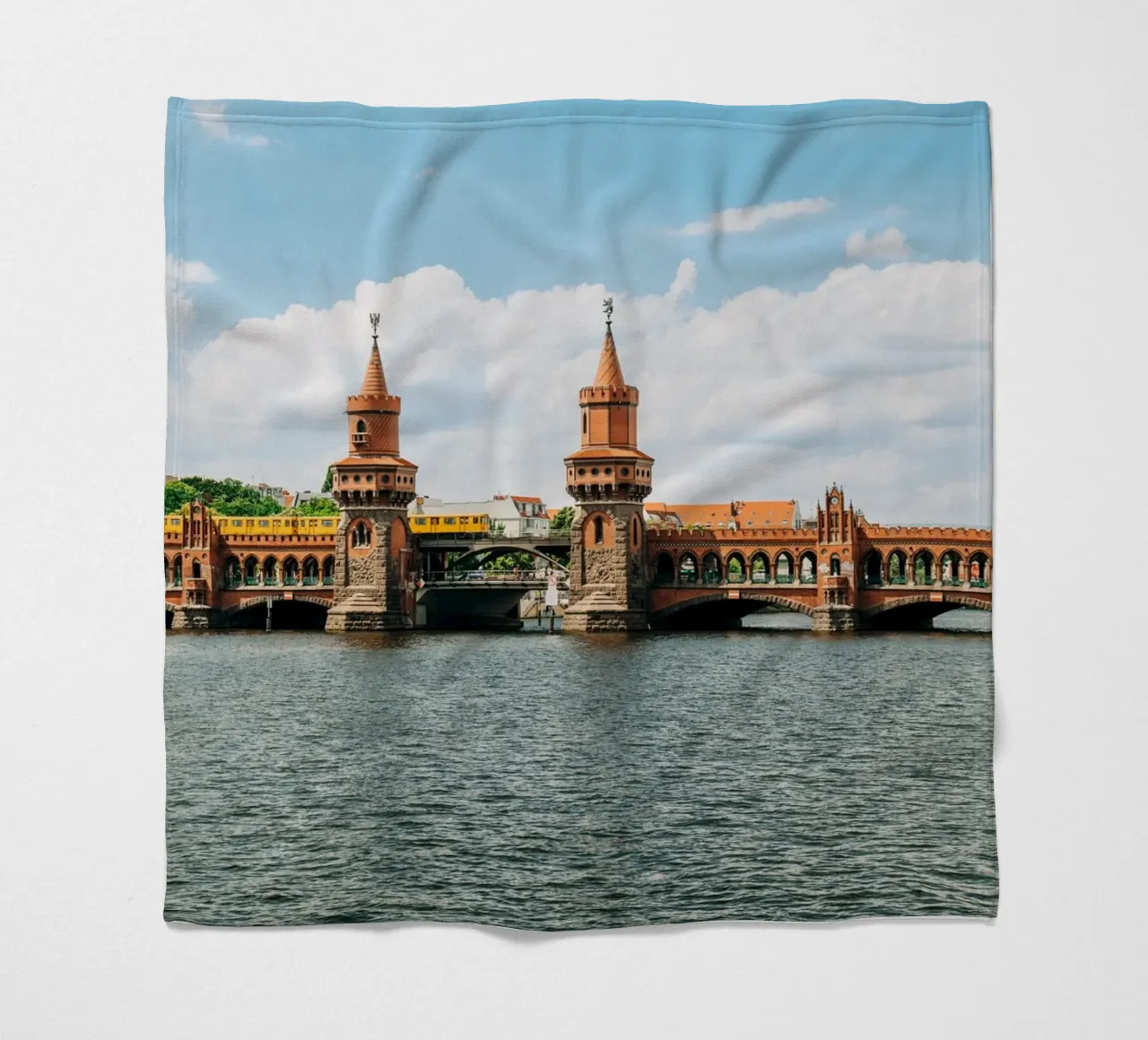 Berlin, Oberbaumbrücke- Vue sur la Spree avec le S-Bahn jaune plaid polaire de Bold and Retro