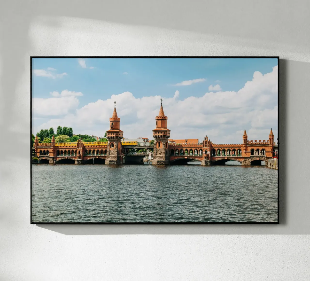 Berlin, Oberbaumbrücke- Vue sur la Spree avec le S-Bahn jaune plexiglas de Bold and Retro