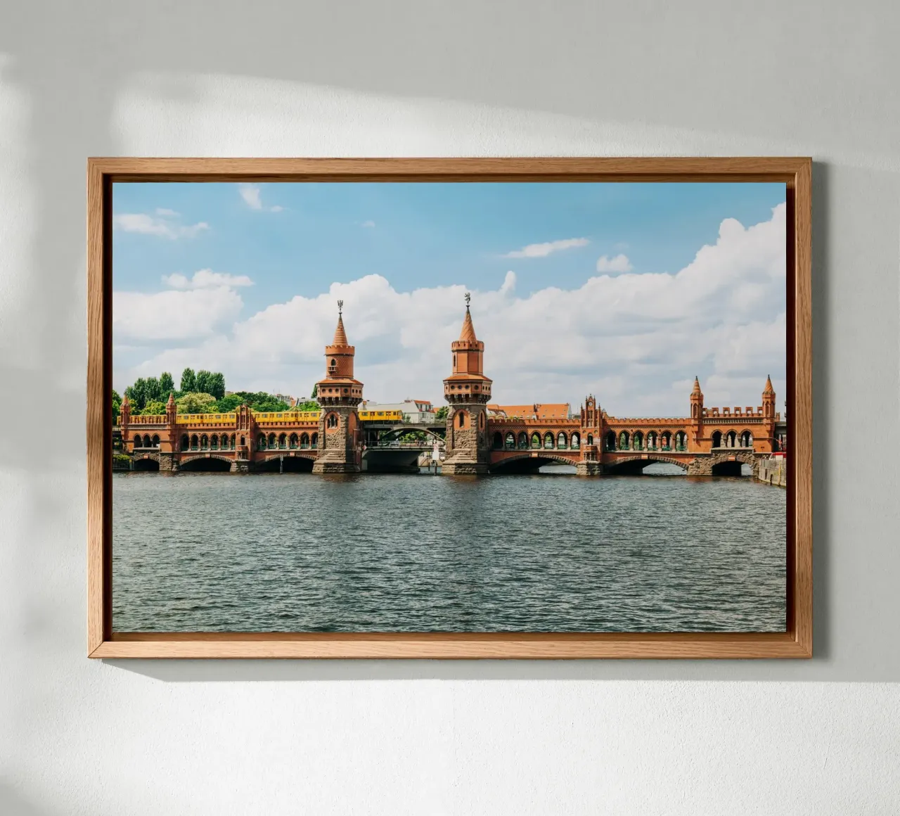 Berlin, Oberbaumbrücke- Vue sur la Spree avec le S-Bahn jaune alu dibond de Bold and Retro