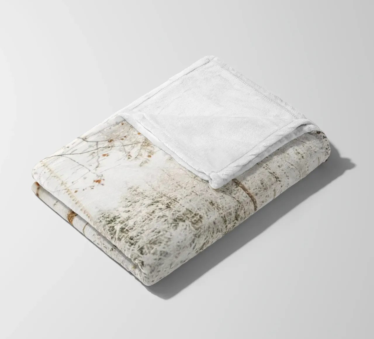 Sentiero forestale innevato - L'inverno nella Svizzera sassone coperta in pile da Bold and Retro