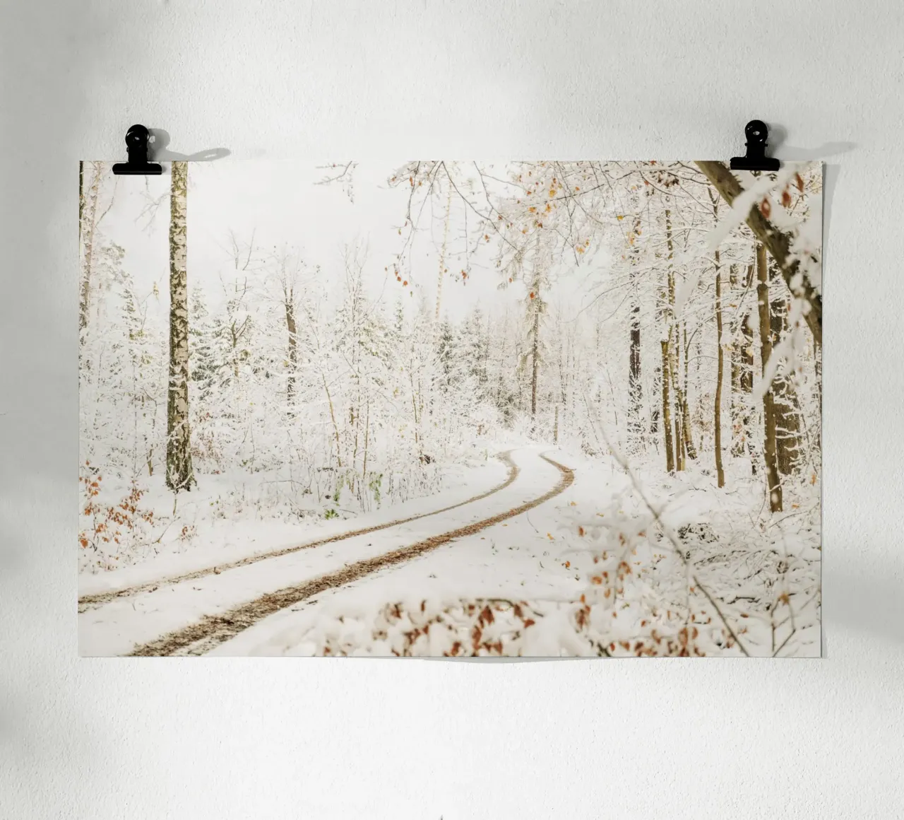 Verschneiter Waldweg – Winter in der Sächsischen Schweiz Hahnemühle von Bold and Retro