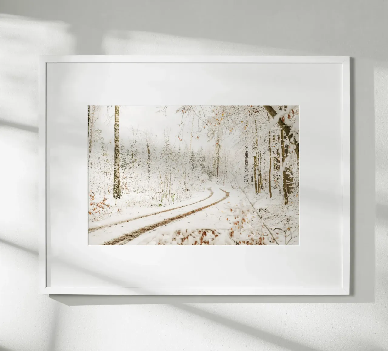 Verschneiter Waldweg – Winter in der Sächsischen Schweiz Hahnemühle von Bold and Retro