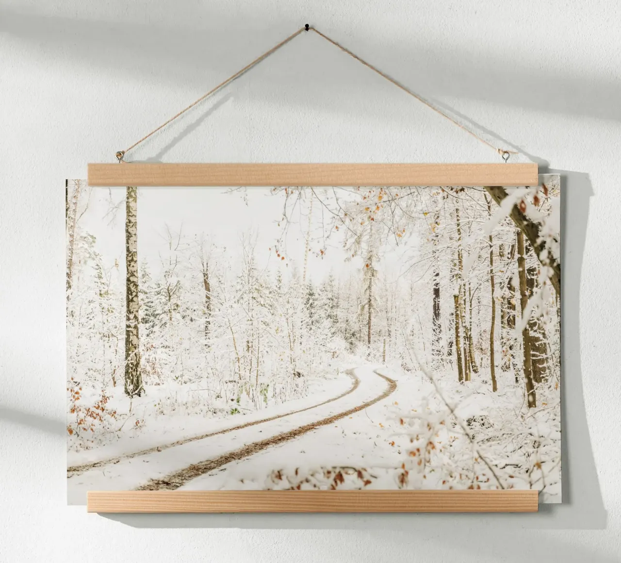 Verschneiter Waldweg – Winter in der Sächsischen Schweiz Hahnemühle von Bold and Retro
