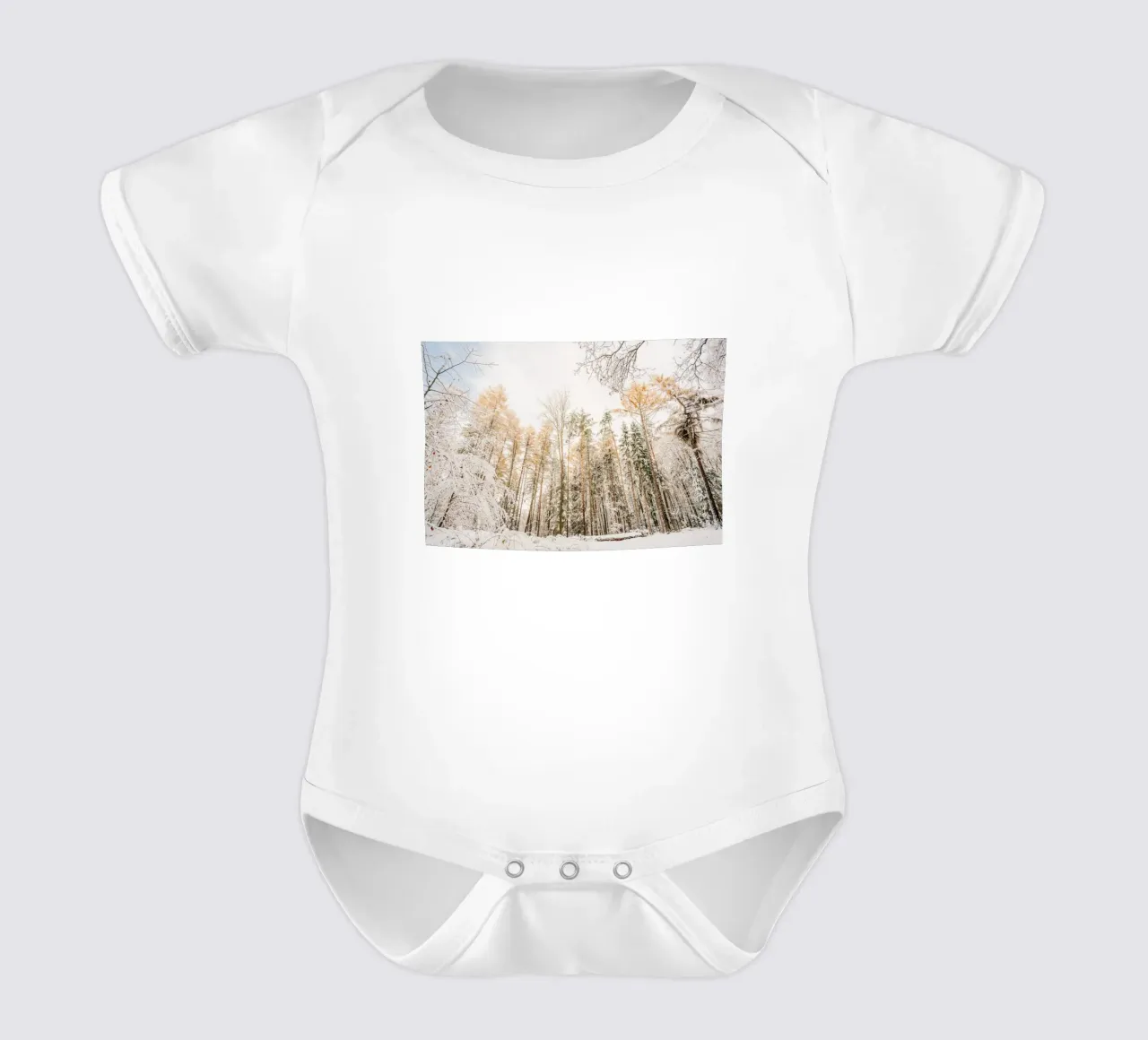 Bosco invernale con alberi innevati - Svizzera sassone body neonato maniche corte da Bold and Retro