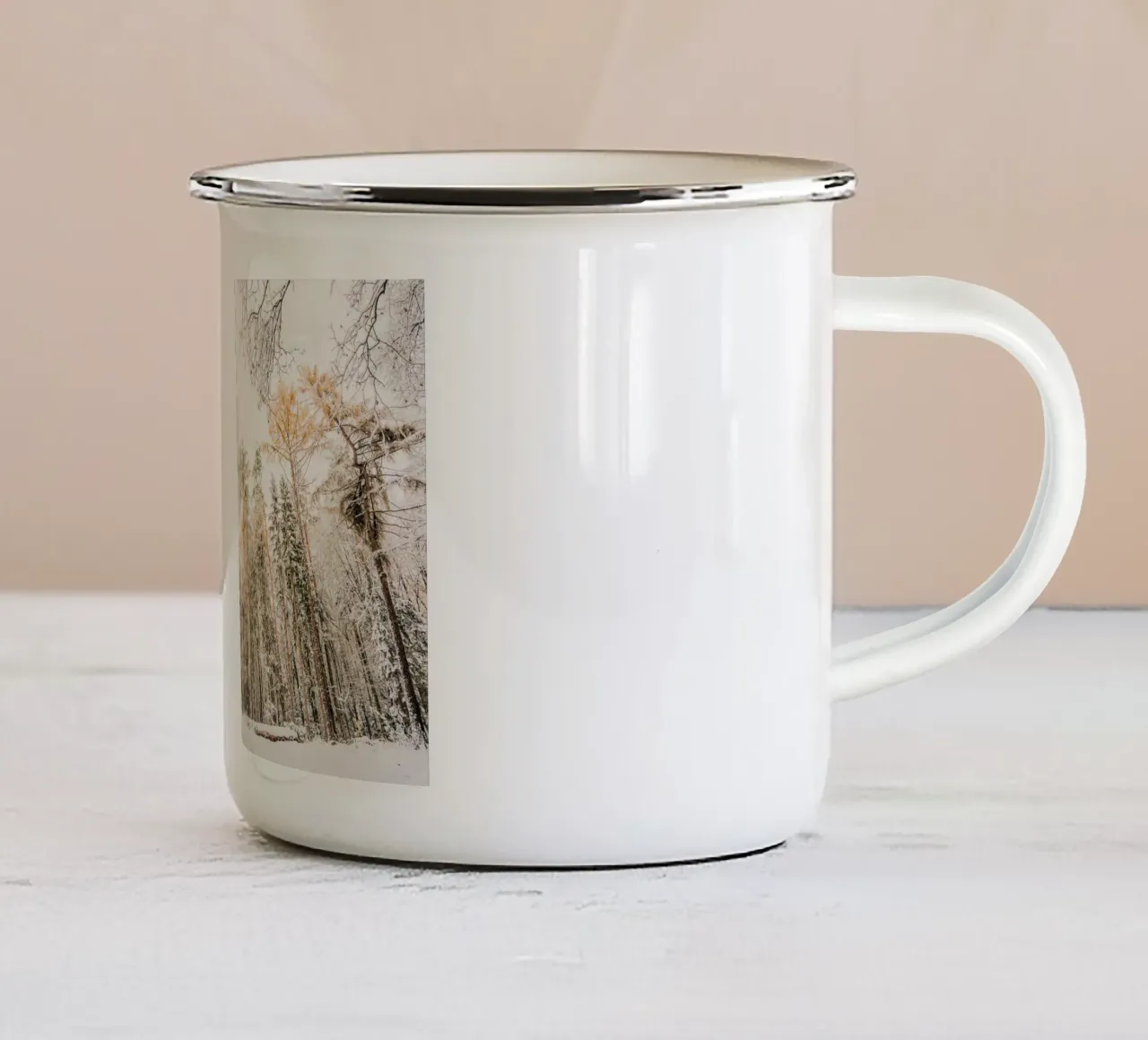 Bosco invernale con alberi innevati - Svizzera sassone tazza in smalto da Bold and Retro