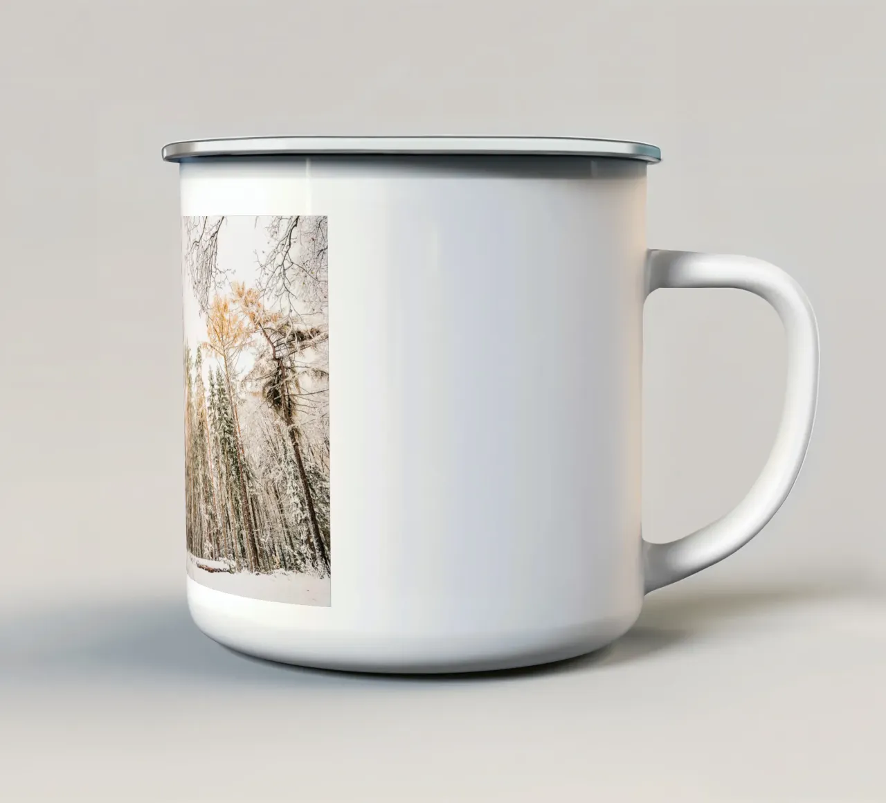 Bosco invernale con alberi innevati - Svizzera sassone tazza in smalto da Bold and Retro
