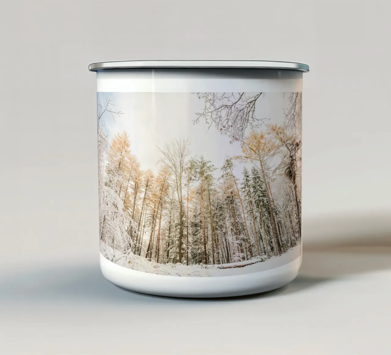 Bosco invernale con alberi innevati - Svizzera sassone tazza in smalto da Bold and Retro