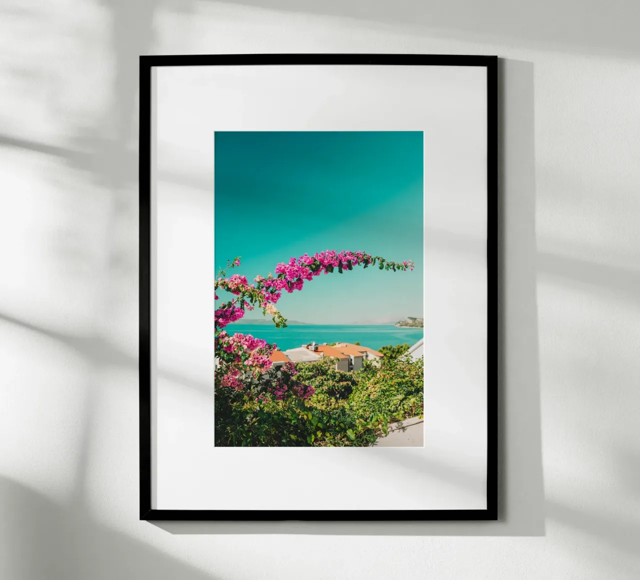 Croazia, Adriatico - Bougainvillea & mediterraner Meerblick poster con telaio in plastica da Bold and Retro