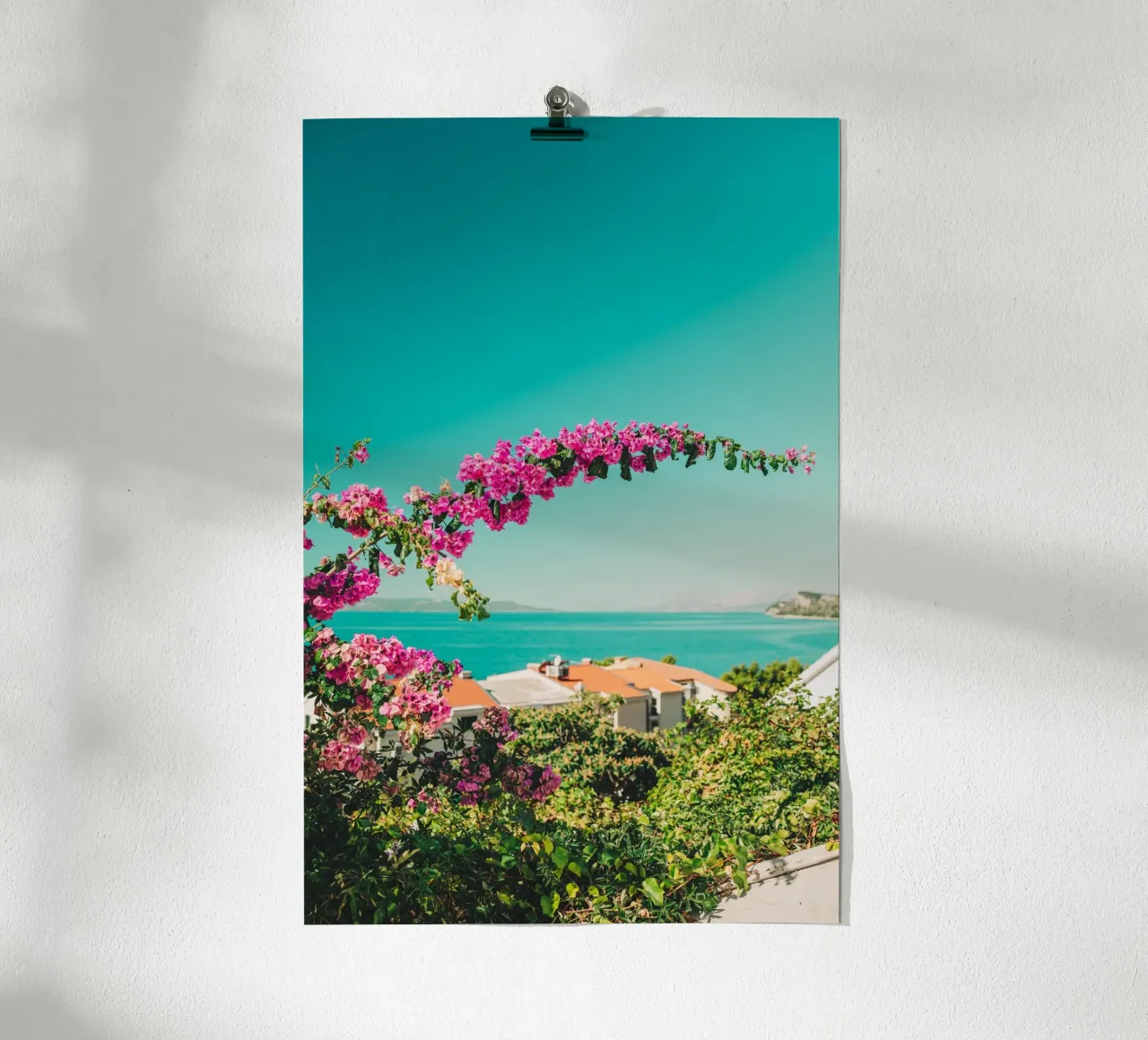 Croazia, Adriatico - Bougainvillea & mediterraner Meerblick poster con telaio in plastica da Bold and Retro