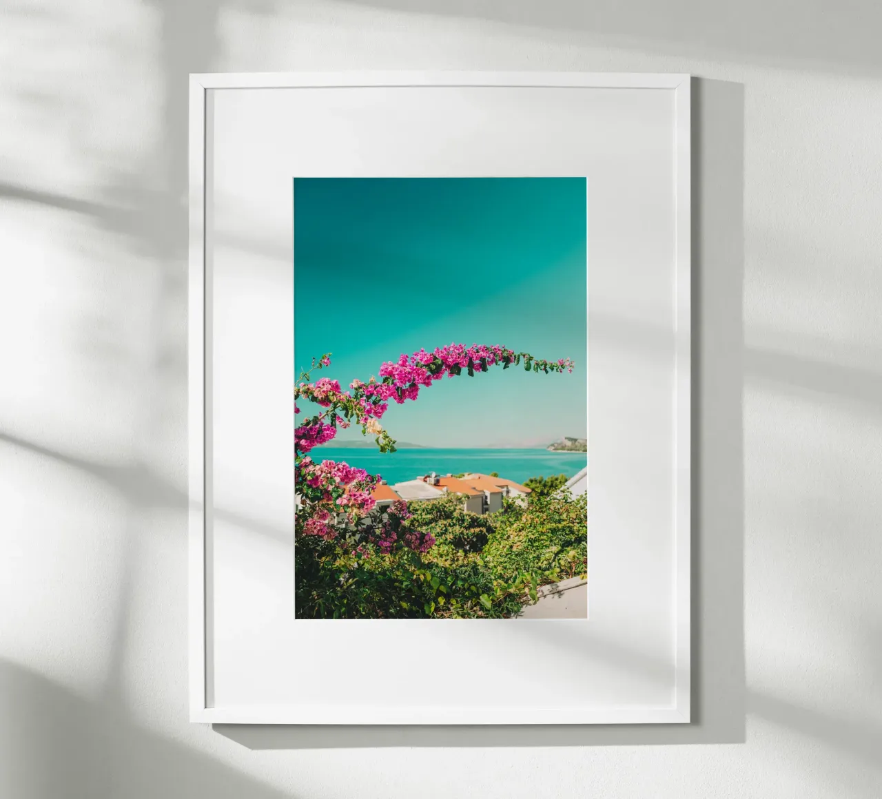 Croazia, Adriatico - Bougainvillea & mediterraner Meerblick poster con telaio in plastica da Bold and Retro