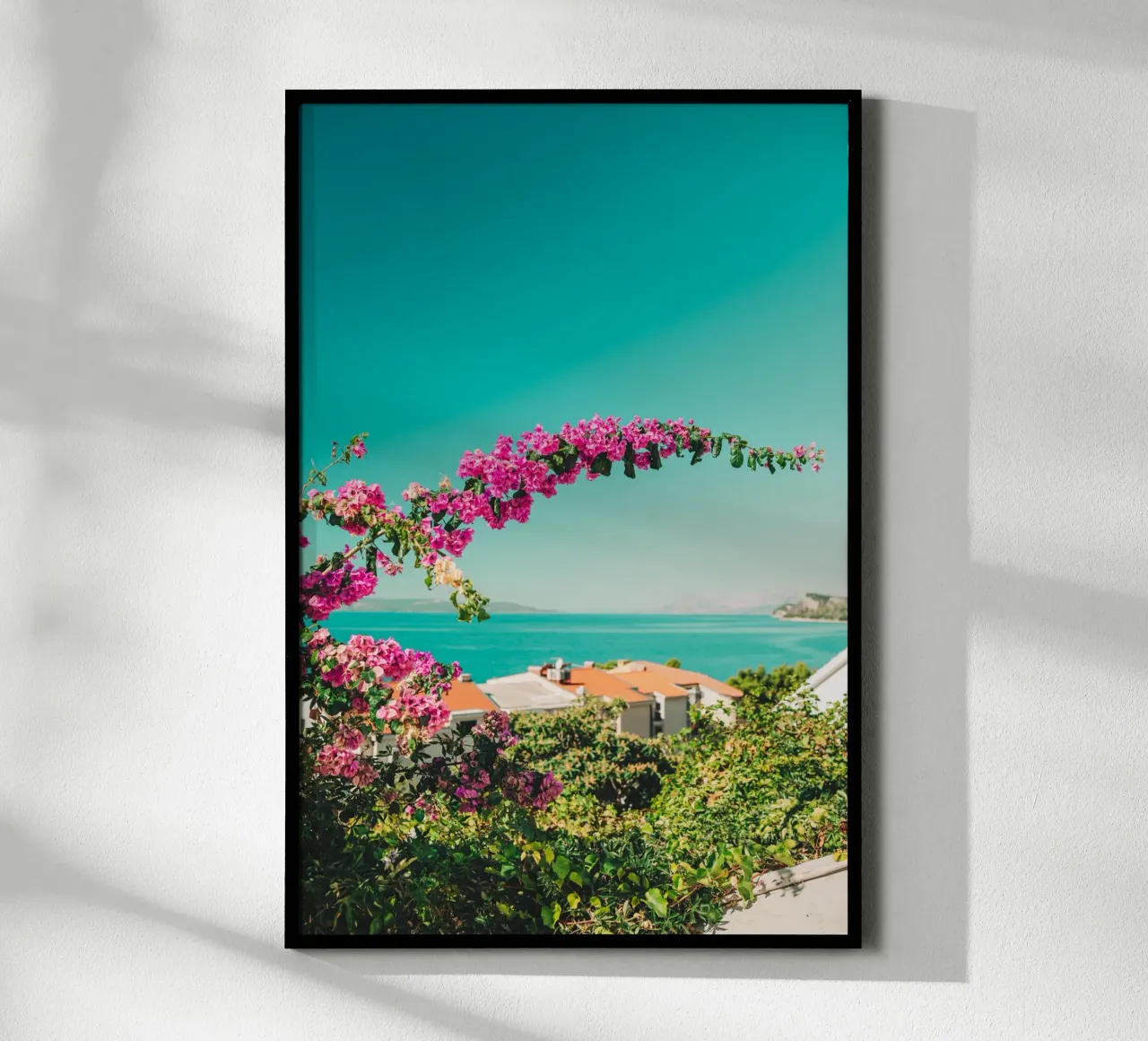 Croazia, Adriatico - Bougainvillea & mediterraner Meerblick poster con telaio in plastica da Bold and Retro