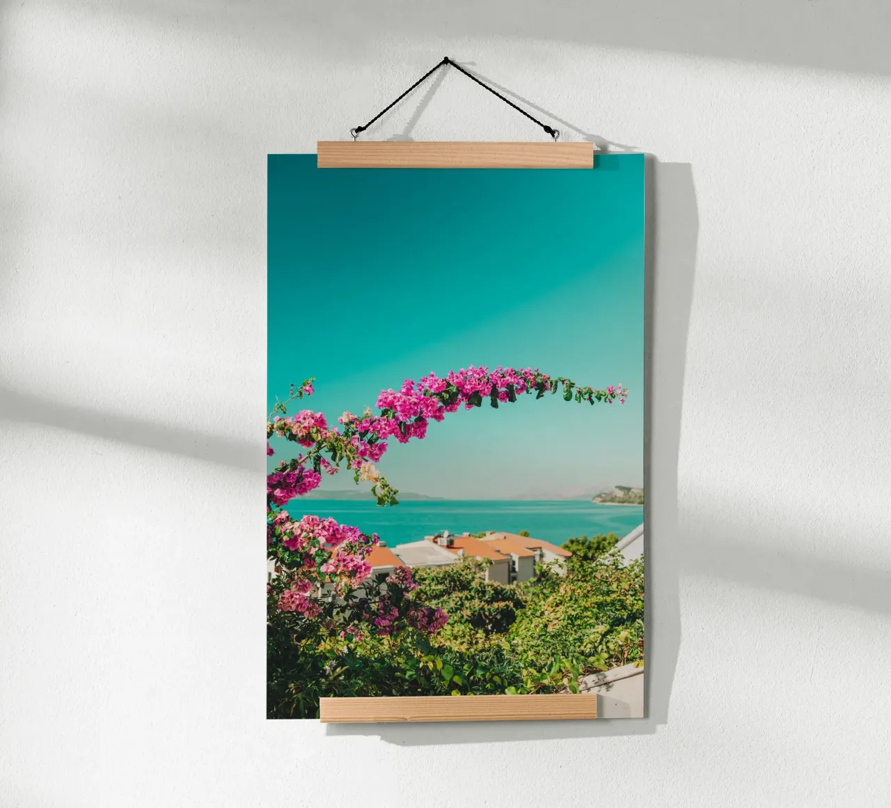 Croazia, Adriatico - Bougainvillea & mediterraner Meerblick poster con telaio in plastica da Bold and Retro