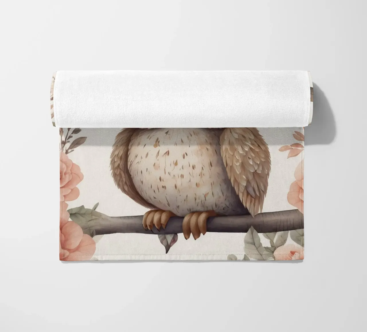 Illustrazione di un gufo sul ramo di un albero che indossa un cappello telo mare da ARTVI-SHOP