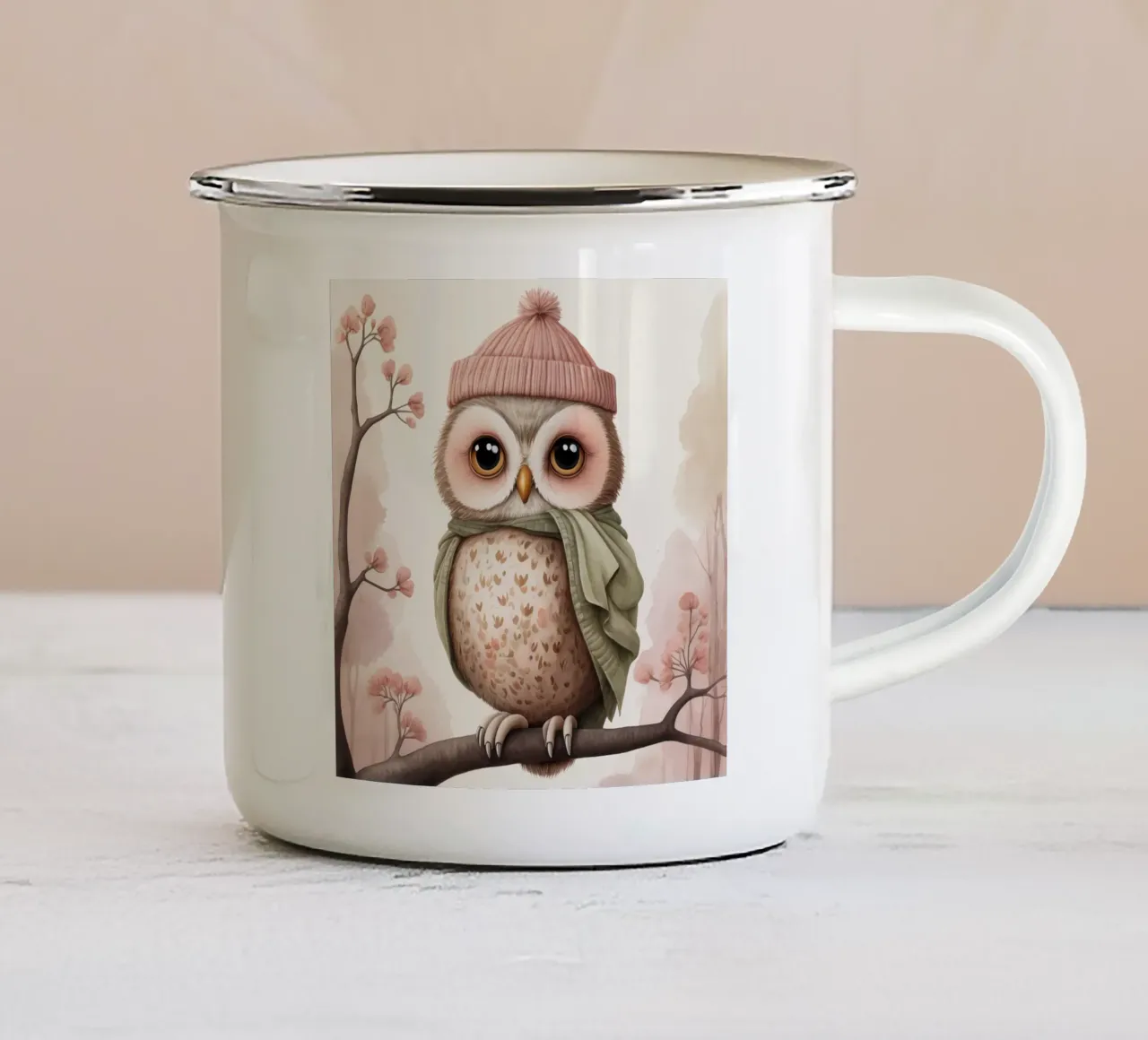 Illustrazione di un gufo sul ramo di un albero che indossa un cappello tazza in smalto da ARTVI-SHOP
