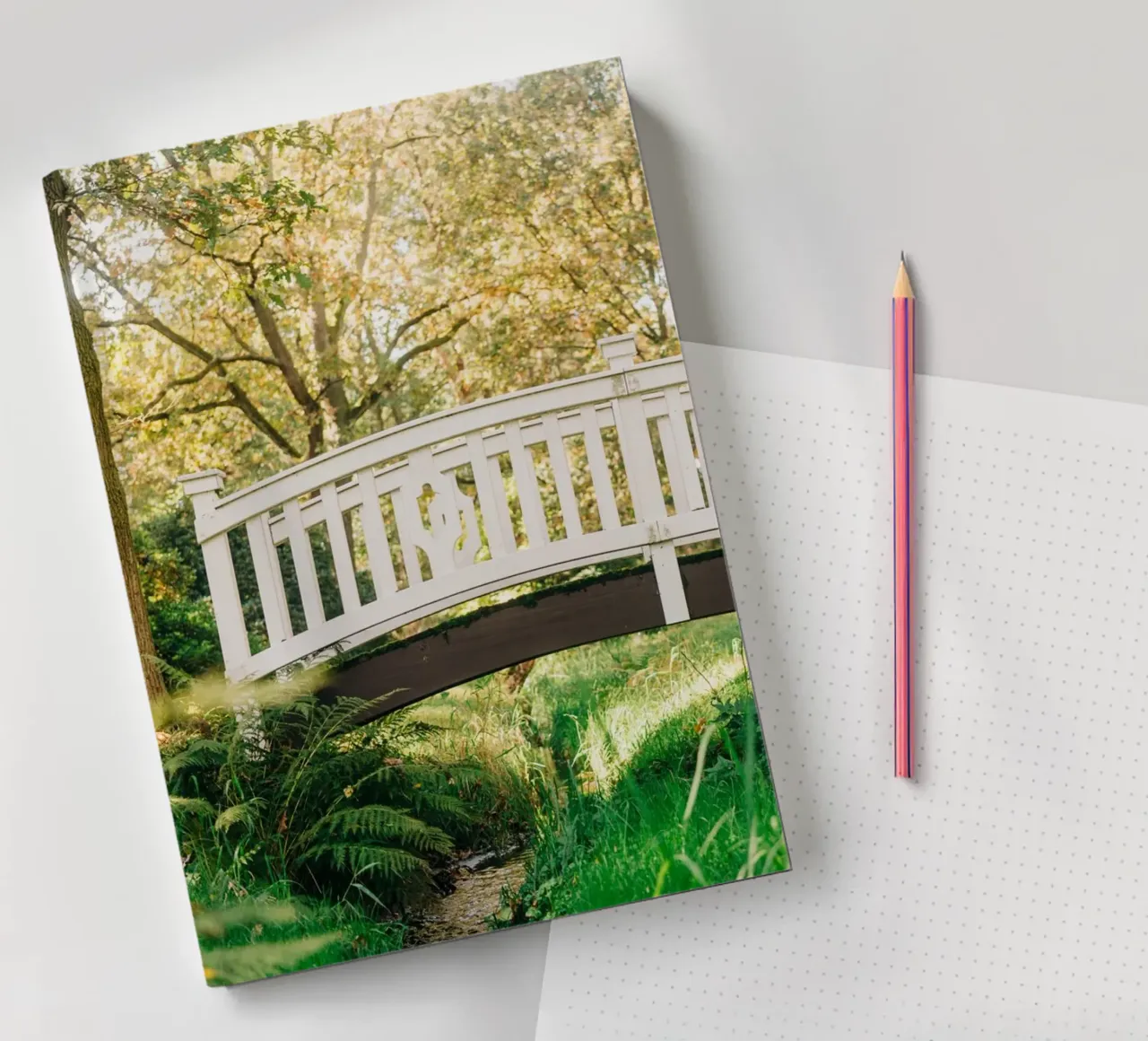 Weiße Brücke im Wald – Sommerliche Idylle am Bach Notizbuch von Bold and Retro