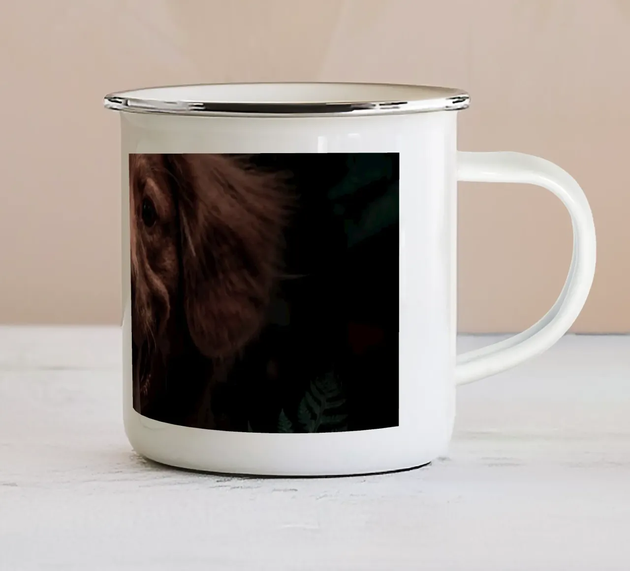 Cane marrone nella foresta tazza in smalto da arizrab