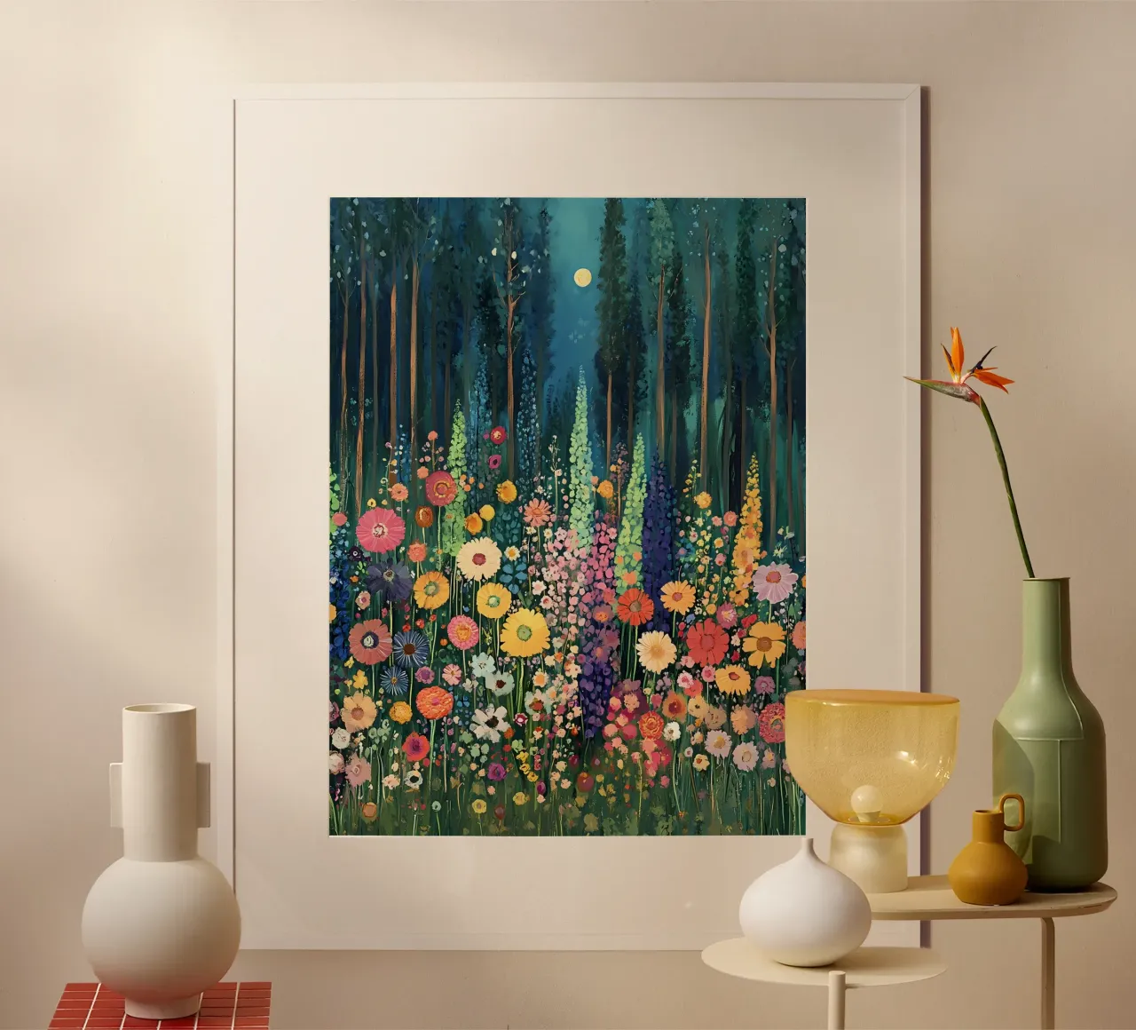 Prato di fiori selvatici al chiaro di luna poster con telaio in legno da IamHomeStudio