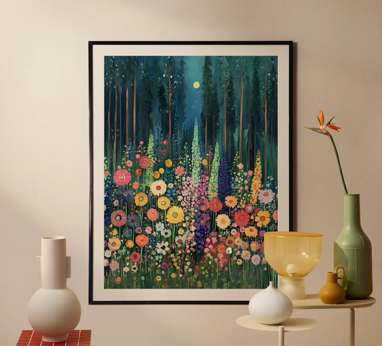 Prato di fiori selvatici al chiaro di luna poster con telaio in legno da IamHomeStudio