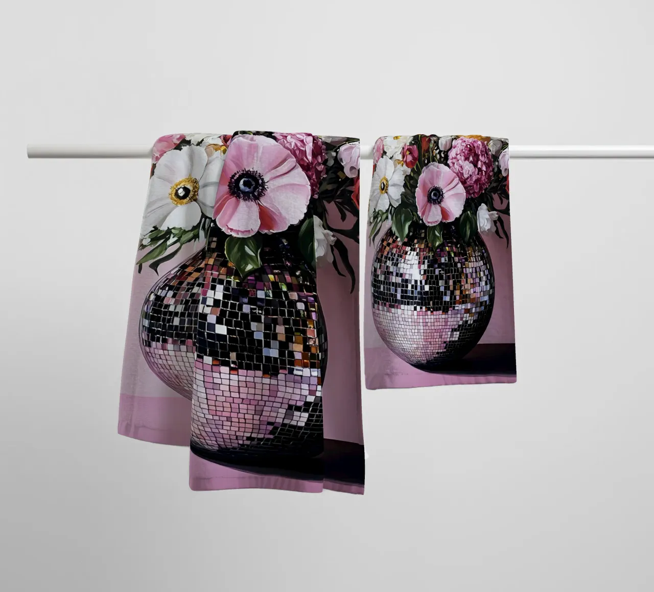 Palla da discoteca con fiori asciugamano da bagno da IamHomeStudio
