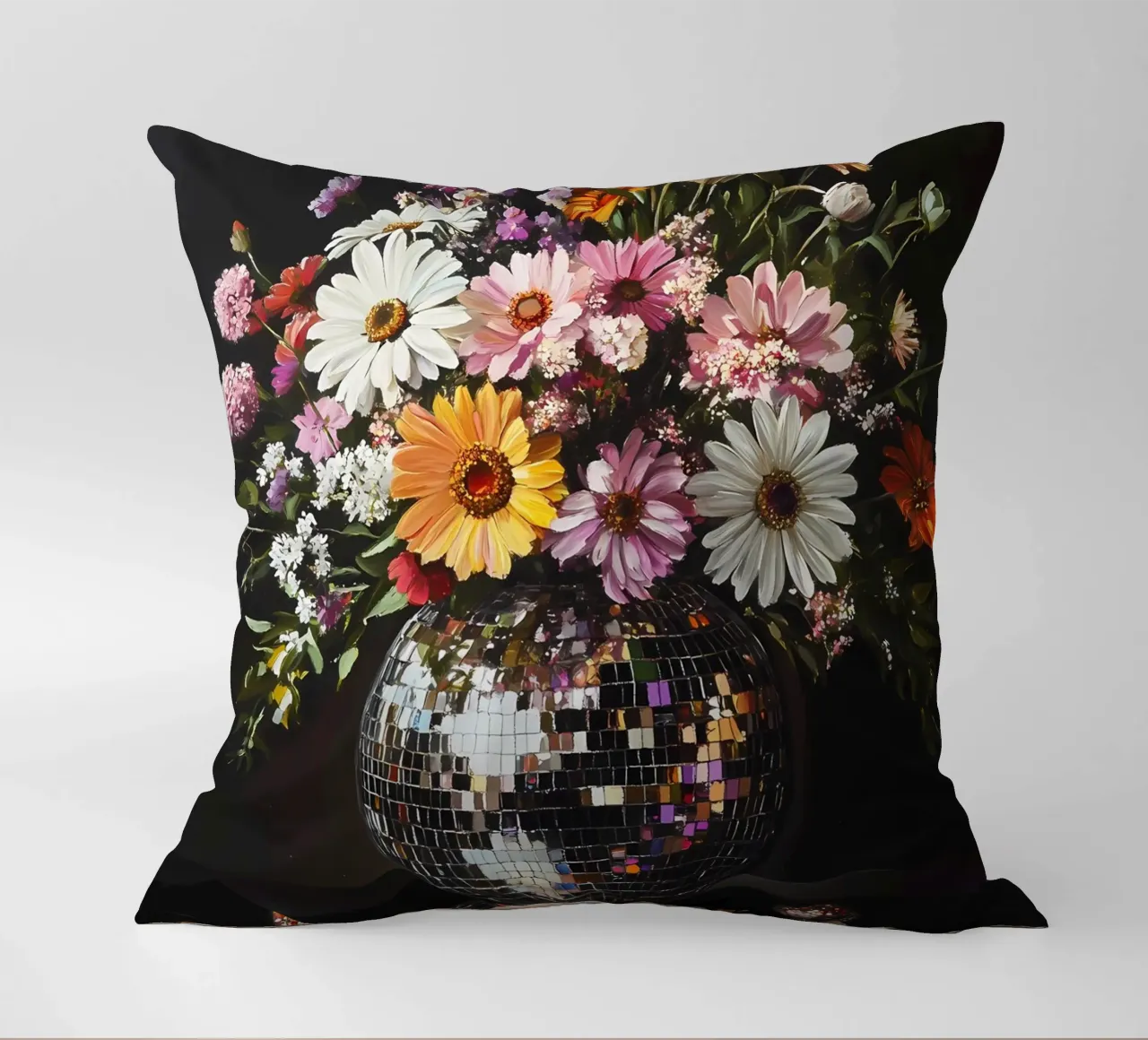 Palla da discoteca con fiori cuscino da IamHomeStudio