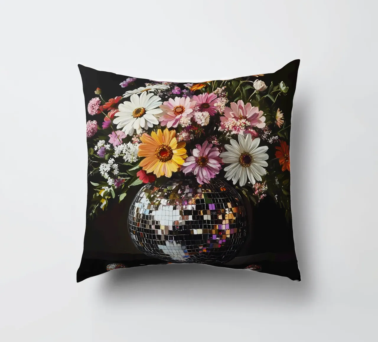 Palla da discoteca con fiori cuscino da IamHomeStudio