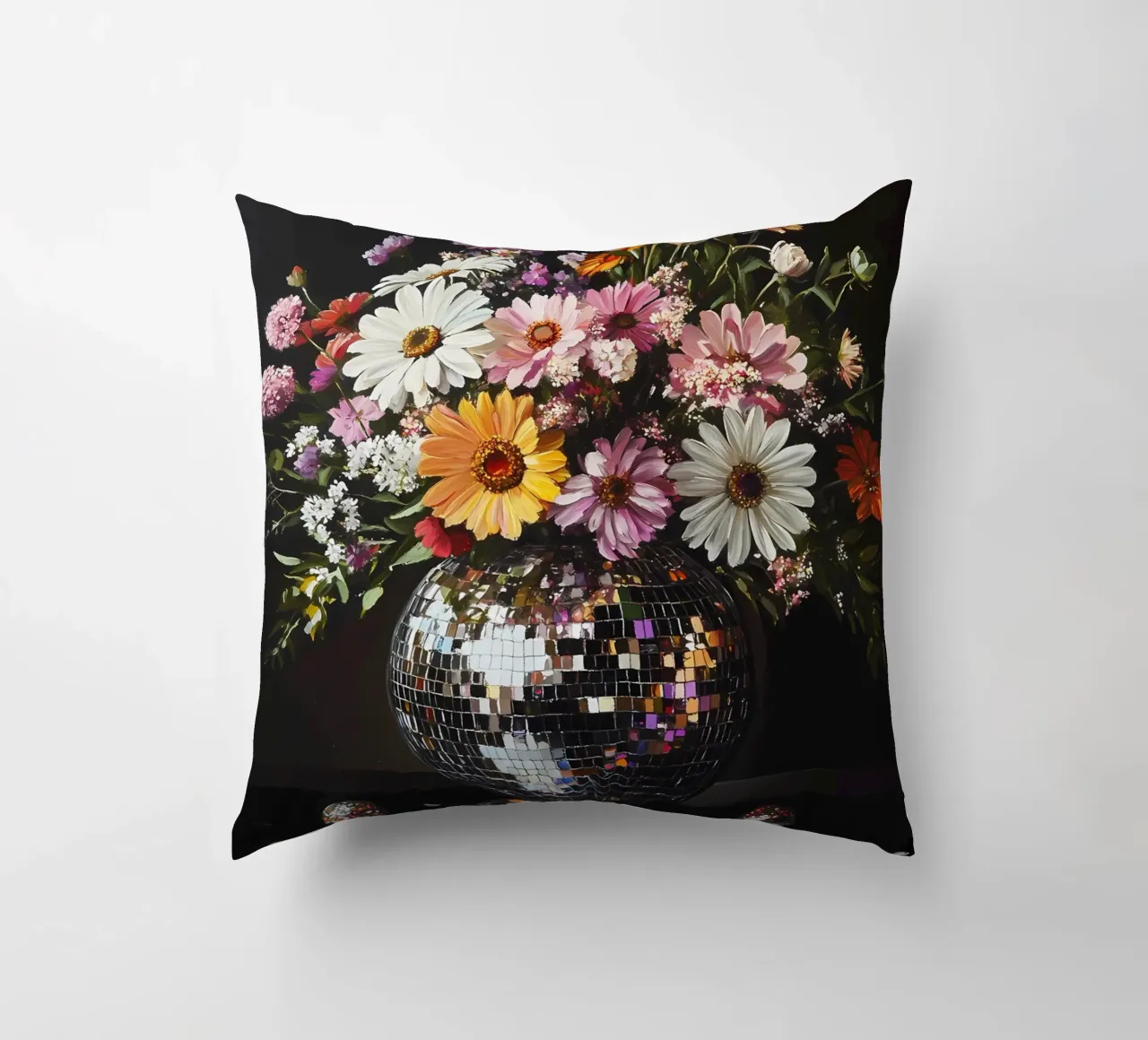 Palla da discoteca con fiori cuscino da IamHomeStudio