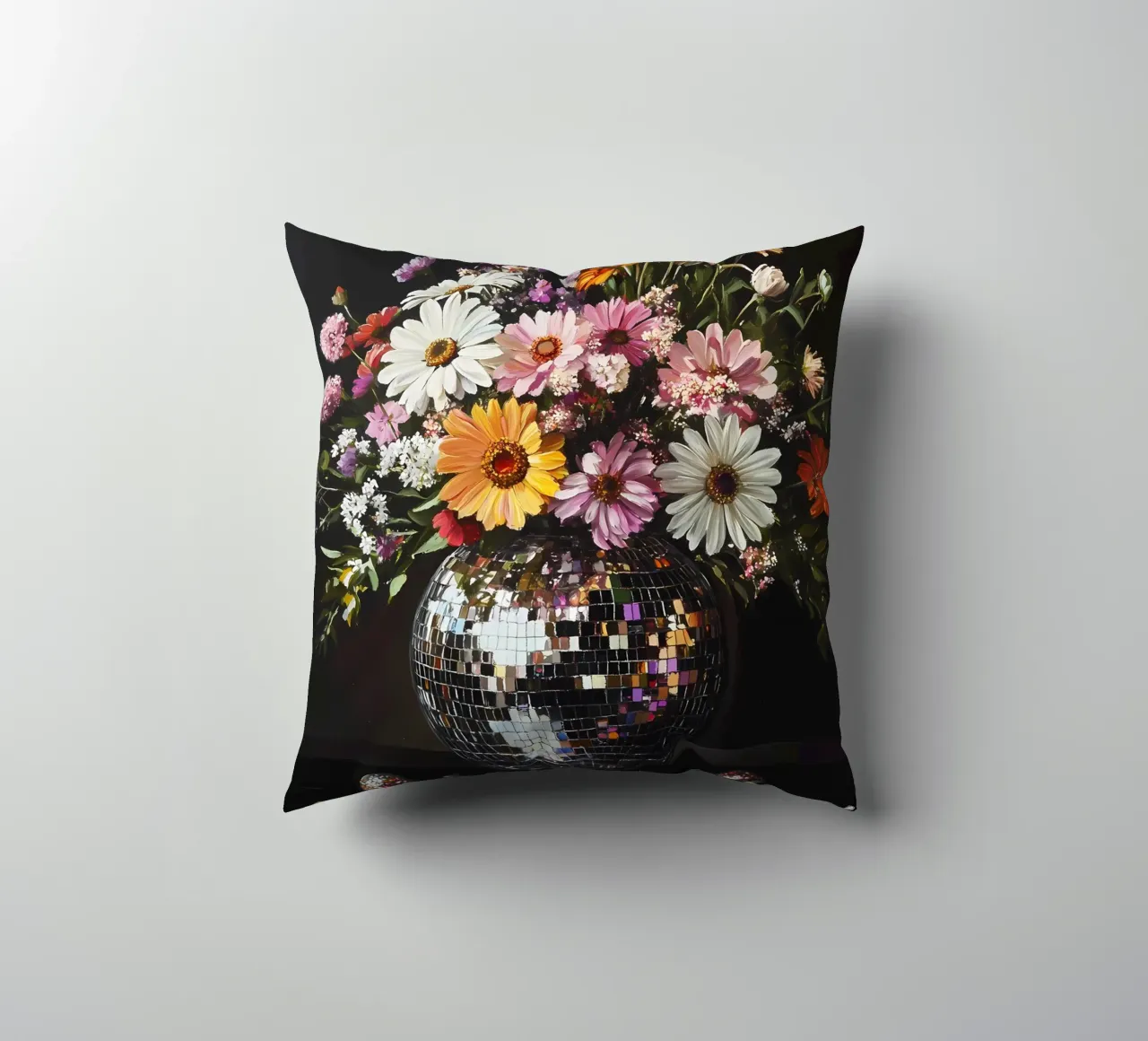 Palla da discoteca con fiori cuscino da IamHomeStudio