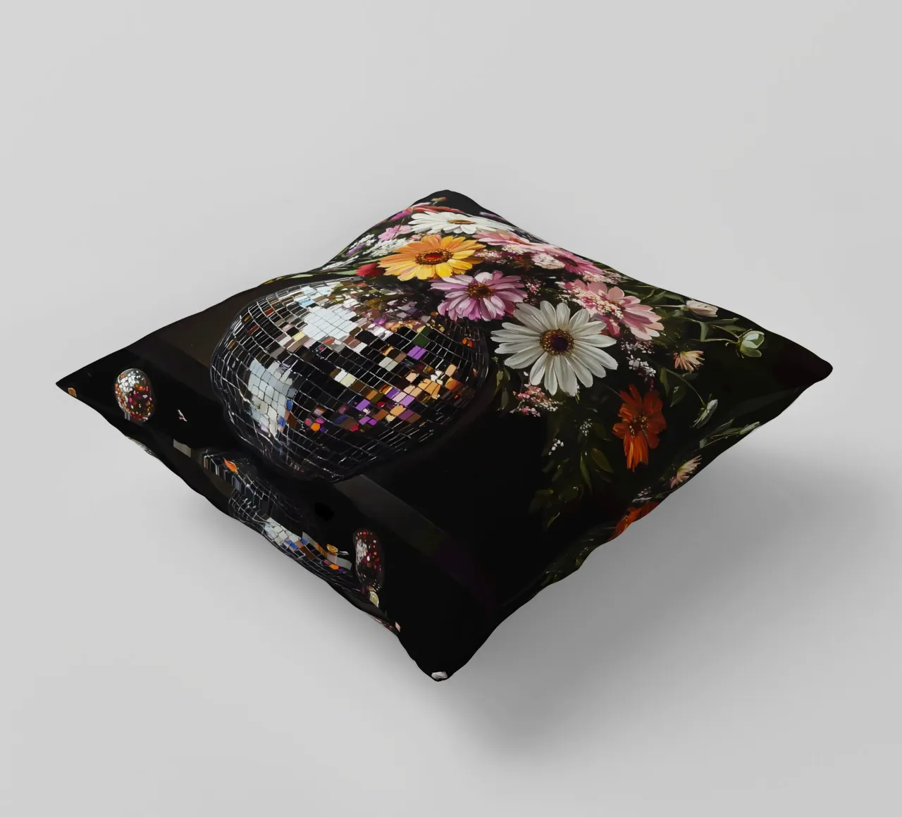 Palla da discoteca con fiori cuscino da IamHomeStudio