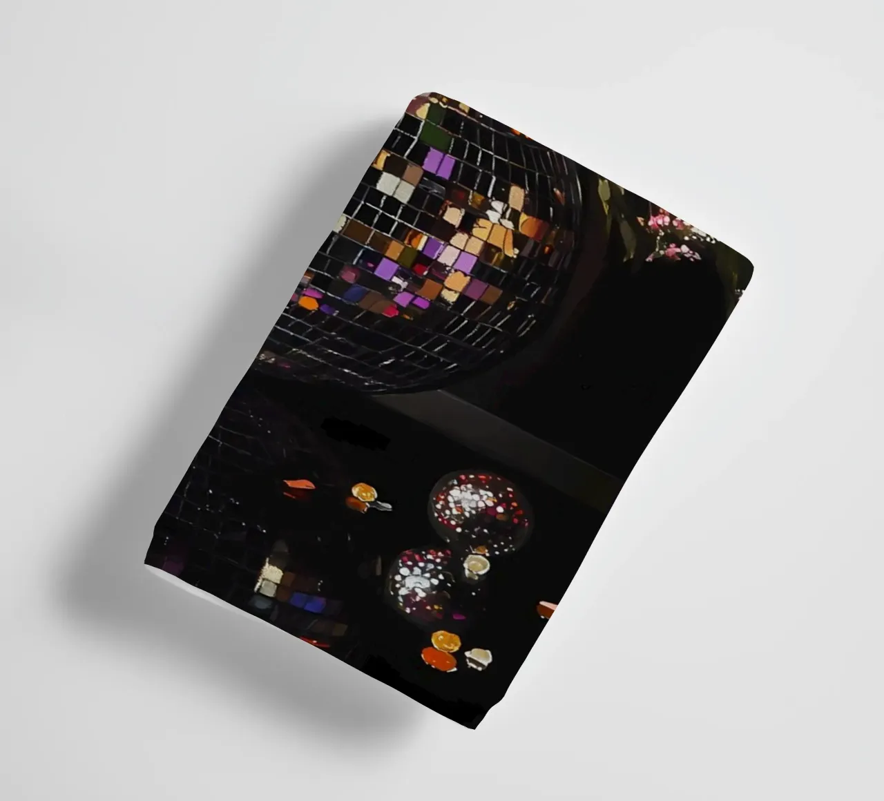 Palla da discoteca con fiori asciugamano da bagno da IamHomeStudio