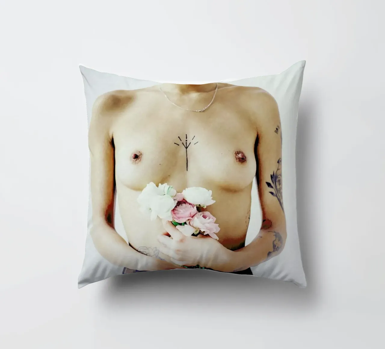 Flowers And Tights 2 cuscino da Chris Abatzis